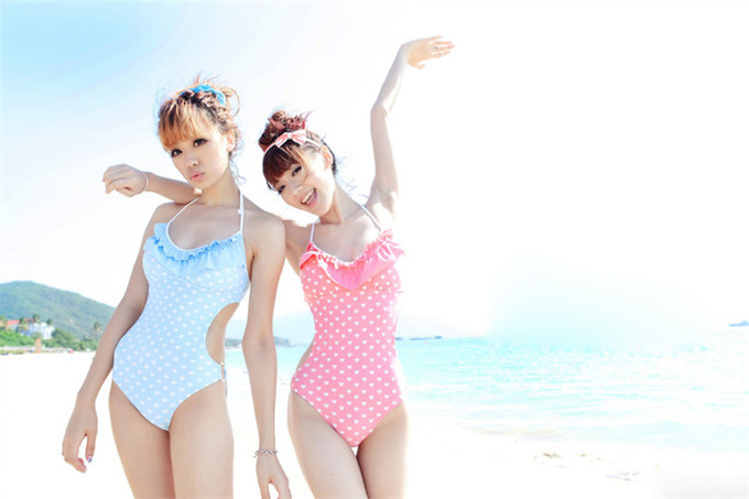 闺蜜性感俏皮比基尼沙滩写真