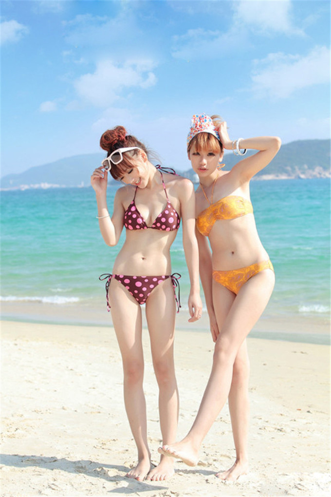 闺蜜性感俏皮比基尼沙滩写真