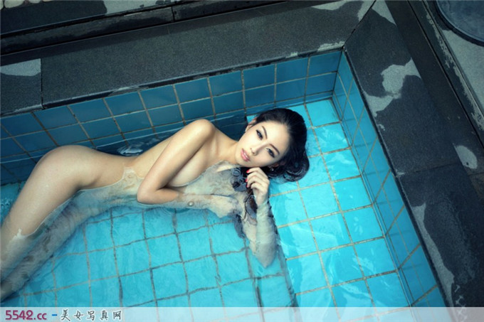 长发嫩模林夕浴池全裸让你欲血燃烧