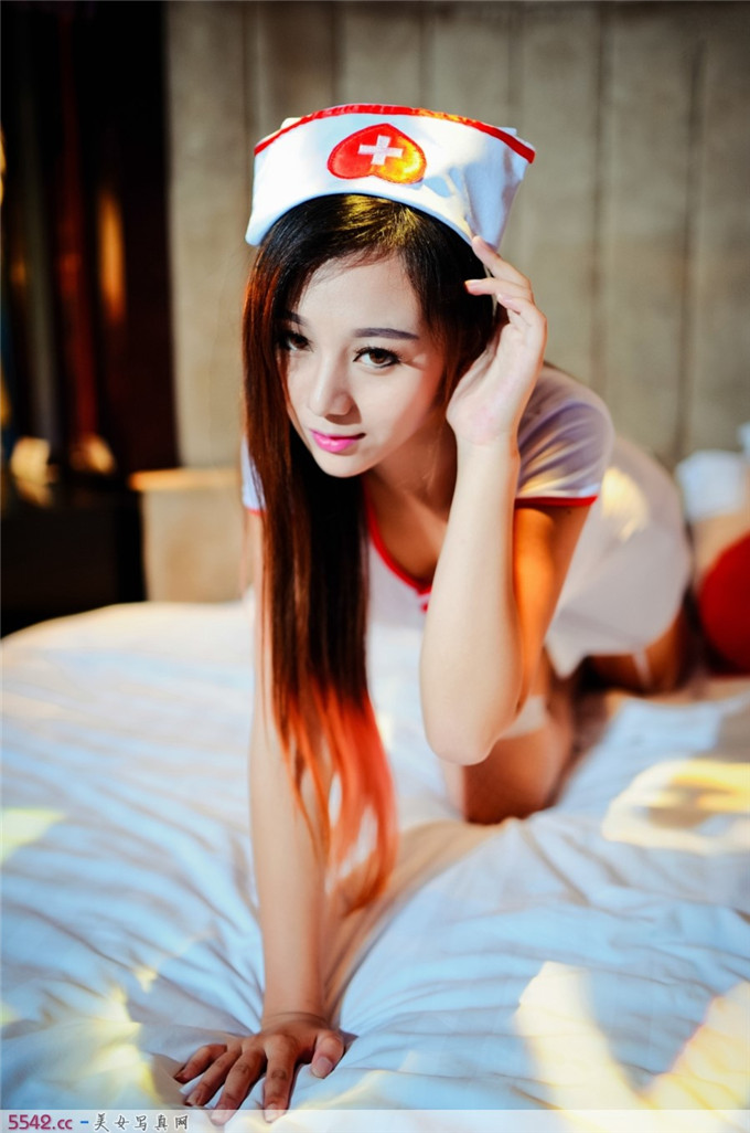 小护士周美美床上白色丝袜性感写真