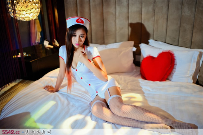小护士周美美床上白色丝袜性感写真
