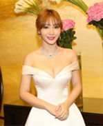 柳岩穿白色长裙露香肩胸器依旧丰满