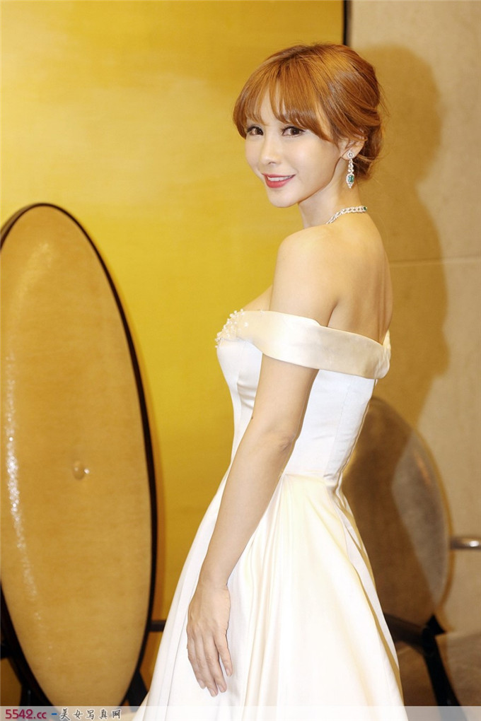 柳岩穿白色长裙露香肩胸器依旧丰满