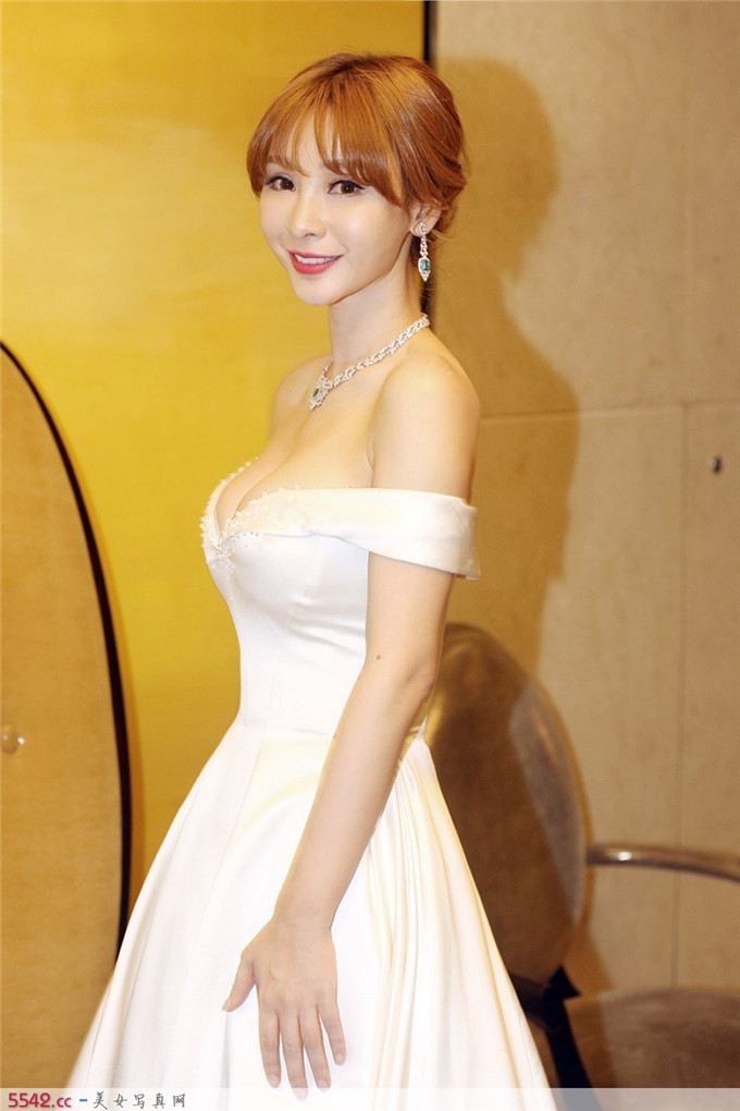 柳岩穿白色长裙露香肩胸器依旧丰满