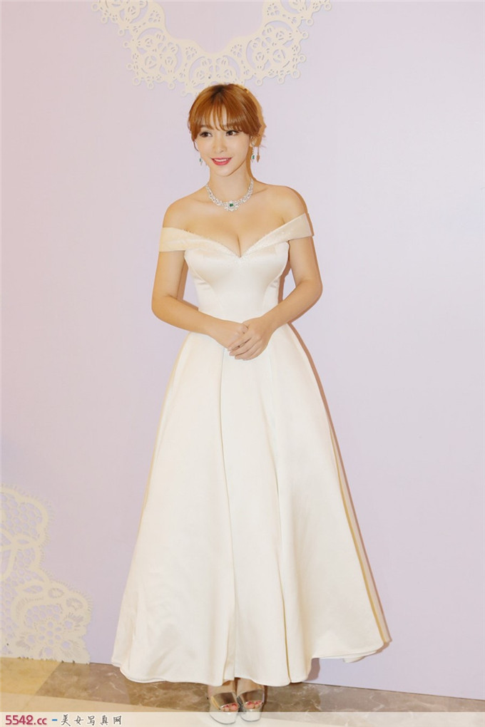 柳岩穿白色长裙露香肩胸器依旧丰满