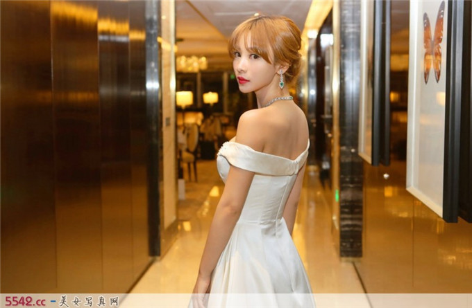 柳岩穿白色长裙露香肩胸器依旧丰满