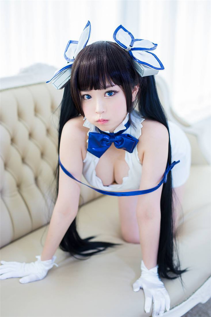 清纯女孩性感cosplay露酥胸