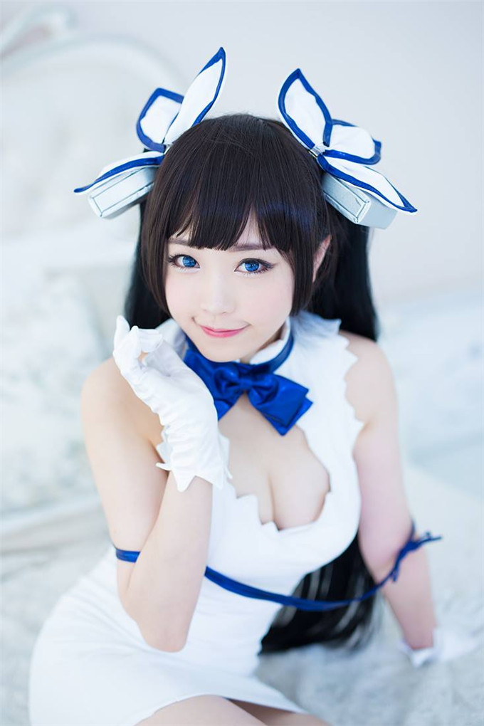 清纯女孩性感cosplay露酥胸