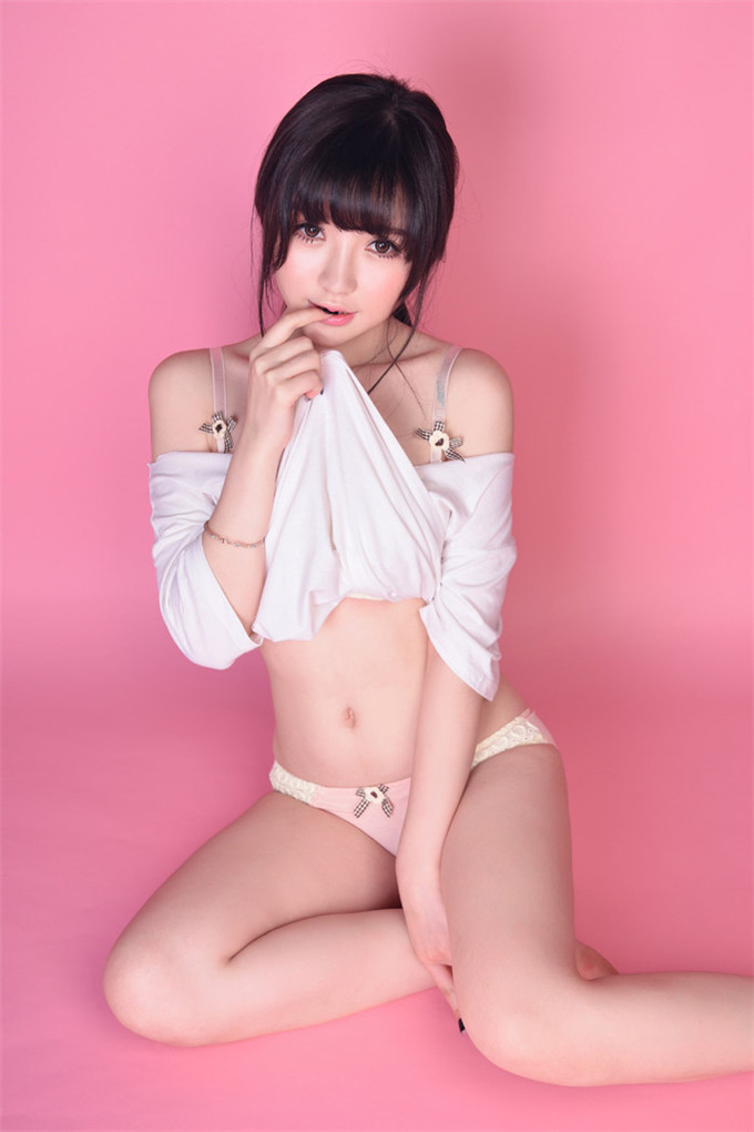 性感米妮露乳沟展可爱双面魅力