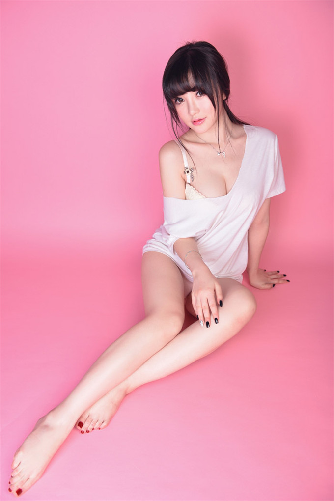 性感米妮露乳沟展可爱双面魅力