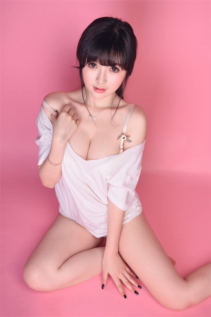 性感米妮露乳沟展可爱双面魅力