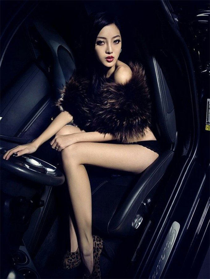 车模冷艳贵妇皮草美人香车合影