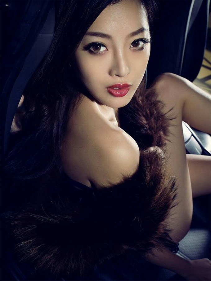 车模冷艳贵妇皮草美人香车合影