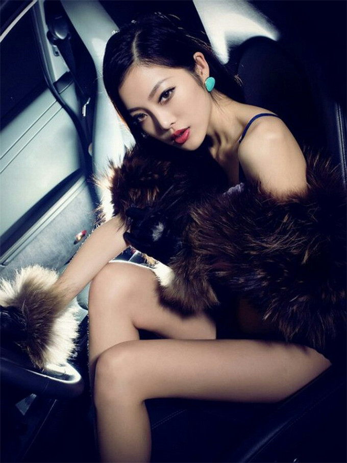 车模冷艳贵妇皮草美人香车合影