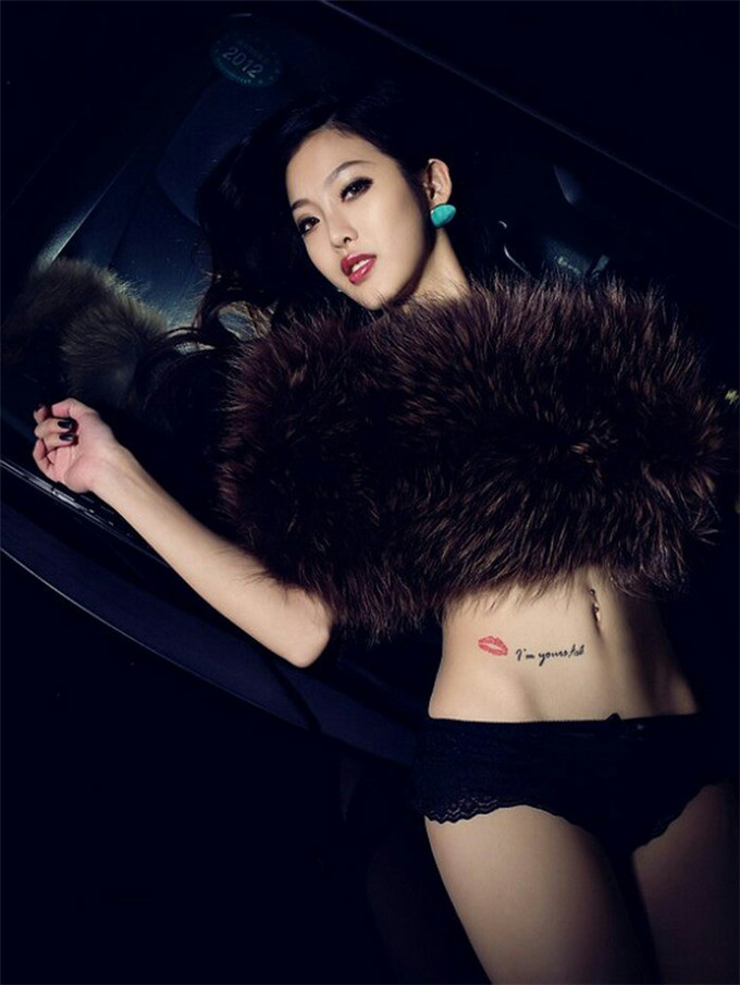 车模冷艳贵妇皮草美人香车合影