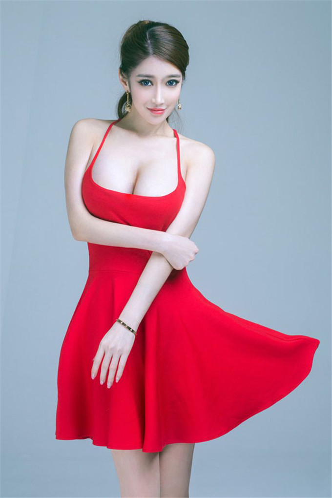 粉红诱惑丰满性感美女图片