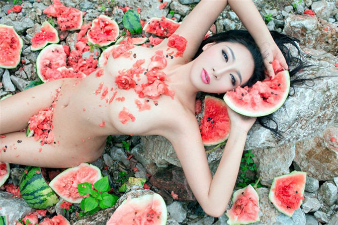 粉红诱惑丰满性感美女图片