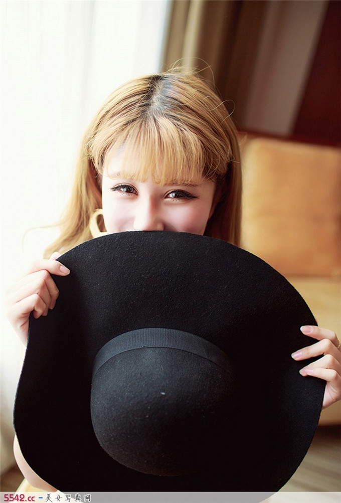 卧室性感校园女神养眼美女写真