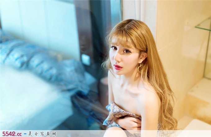 卧室性感校园女神养眼美女写真