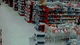 超市里的2B青年，你这么二，你家里人知道吗。。